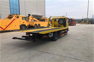 上街区非事故拖车